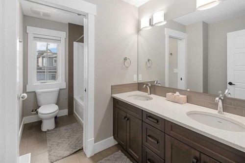 45 Rockcliff Heights Nw, Calgary, AB - Indoor Photo Showing Bathroom