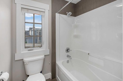 45 Rockcliff Heights Nw, Calgary, AB - Indoor Photo Showing Bathroom