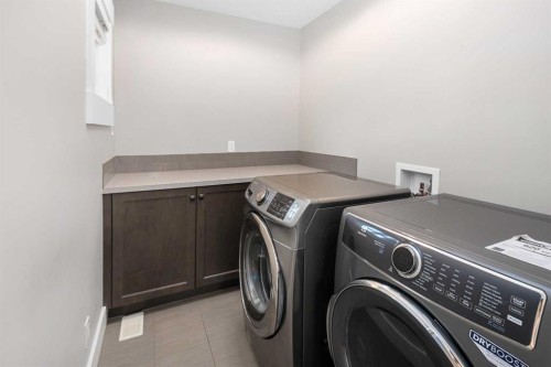 45 Rockcliff Heights Nw, Calgary, AB - Indoor Photo Showing Laundry Room