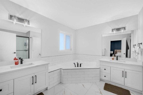 11 Heritage Circle, Cochrane, AB - Indoor Photo Showing Bathroom