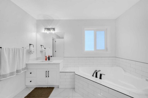 11 Heritage Circle, Cochrane, AB - Indoor Photo Showing Bathroom