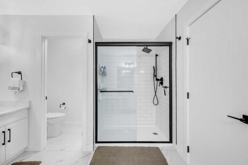 11 Heritage Circle, Cochrane, AB - Indoor Photo Showing Bathroom