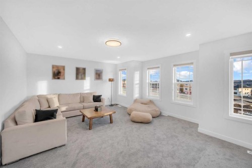 11 Heritage Circle, Cochrane, AB - Indoor Photo Showing Living Room