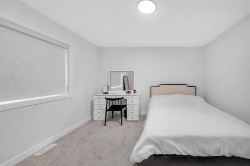 11 Heritage Circle, Cochrane, AB - Indoor Photo Showing Bedroom