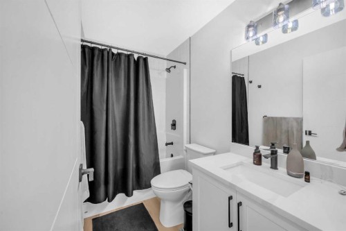 11 Heritage Circle, Cochrane, AB - Indoor Photo Showing Bathroom