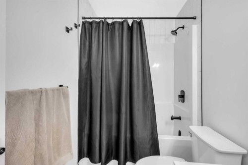 11 Heritage Circle, Cochrane, AB - Indoor Photo Showing Bathroom