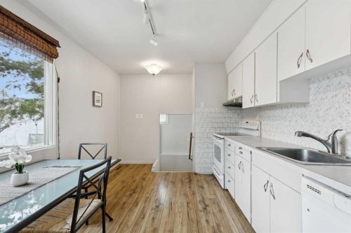 6507 34 Avenue Nw, Calgary, AB - Indoor Photo Showing Kitchen