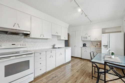 6507 34 Avenue Nw, Calgary, AB - Indoor Photo Showing Kitchen