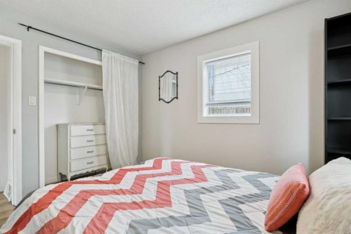 6507 34 Avenue Nw, Calgary, AB - Indoor Photo Showing Bedroom