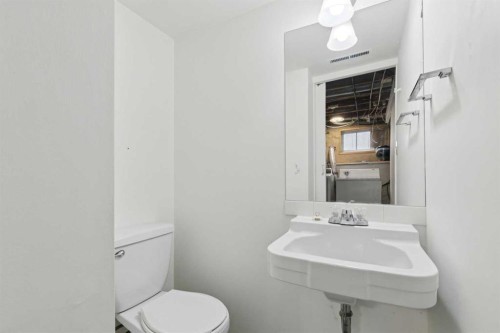 6507 34 Avenue Nw, Calgary, AB - Indoor Photo Showing Bathroom