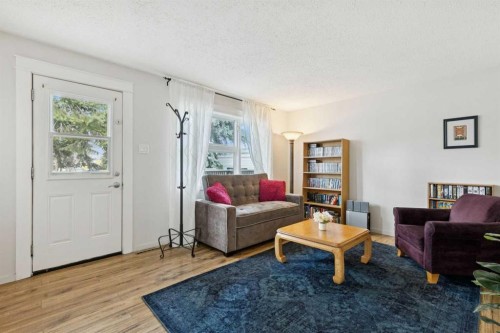 6507 34 Avenue Nw, Calgary, AB - Indoor Photo Showing Living Room