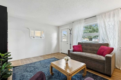 6507 34 Avenue Nw, Calgary, AB - Indoor Photo Showing Living Room