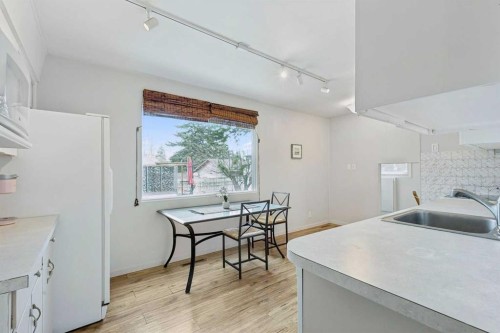6507 34 Avenue Nw, Calgary, AB - Indoor Photo Showing Kitchen