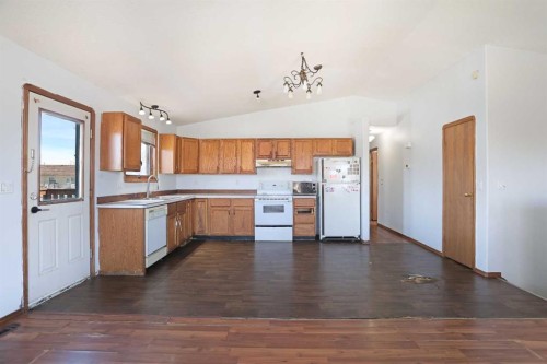 184 Upland Boulevard West, Brooks, AB - Indoor Photo Showing Kitchen