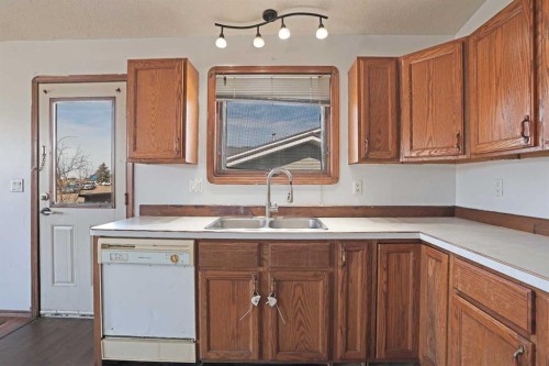 184 Upland Boulevard West, Brooks, AB - Indoor Photo Showing Kitchen With Double Sink