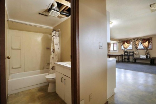184 Upland Boulevard West, Brooks, AB - Indoor Photo Showing Bathroom
