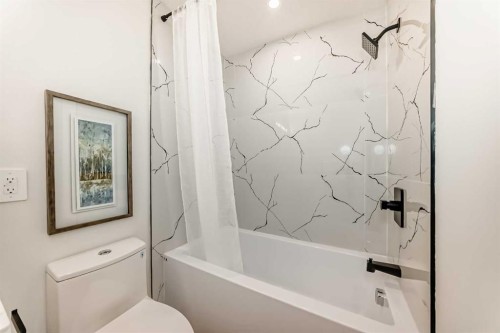 29-2519 38 Street Ne, Calgary, AB - Indoor Photo Showing Bathroom