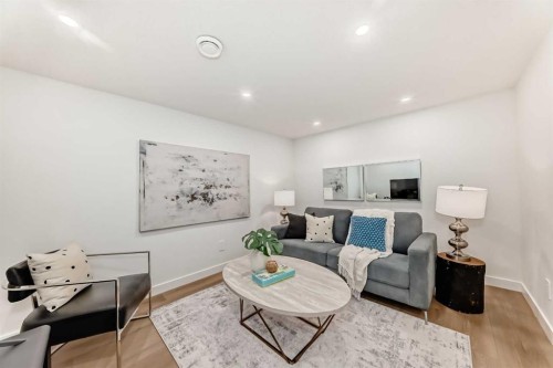 29-2519 38 Street Ne, Calgary, AB - Indoor Photo Showing Living Room