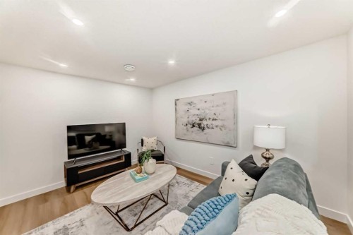 29-2519 38 Street Ne, Calgary, AB - Indoor Photo Showing Living Room