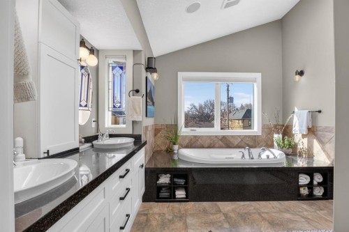 2011 43 Avenue Sw, Calgary, AB - Indoor Photo Showing Bathroom