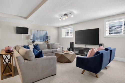 2011 43 Avenue Sw, Calgary, AB - Indoor Photo Showing Living Room
