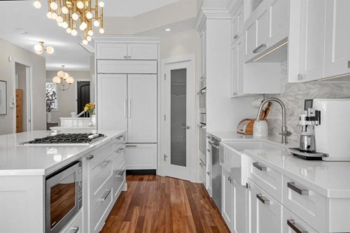 2011 43 Avenue Sw, Calgary, AB - Indoor Photo Showing Kitchen With Upgraded Kitchen