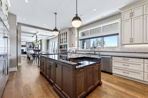 33 Waters Edge Drive, Heritage Pointe, AB - Indoor Photo Showing Kitchen With Upgraded Kitchen
