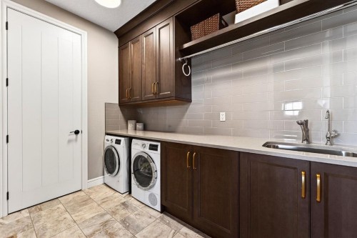 33 Waters Edge Drive, Heritage Pointe, AB - Indoor Photo Showing Laundry Room