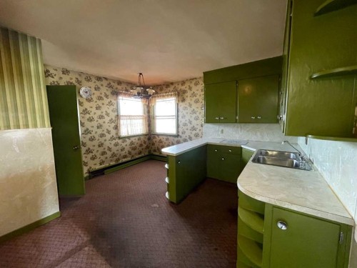 7448 21 Street Se, Calgary, AB - Indoor Photo Showing Kitchen