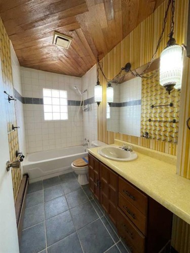 7448 21 Street Se, Calgary, AB - Indoor Photo Showing Bathroom