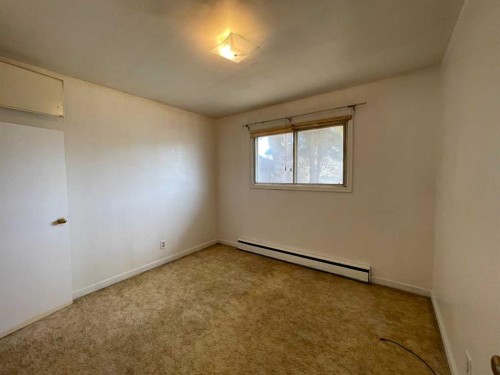 7448 21 Street Se, Calgary, AB - Indoor Photo Showing Other Room