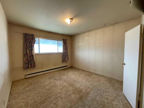 7448 21 Street Se, Calgary, AB - Indoor Photo Showing Other Room