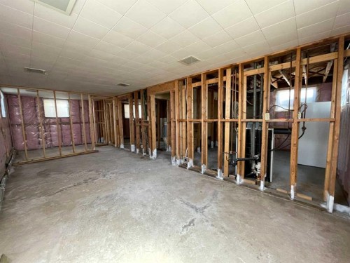 7448 21 Street Se, Calgary, AB - Indoor Photo Showing Other Room
