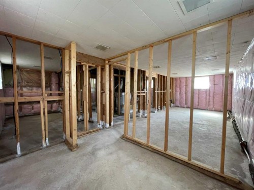 7448 21 Street Se, Calgary, AB - Indoor Photo Showing Other Room
