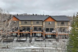 405 Valley Ridge Manor NW Calgary, AB T3B 6C4