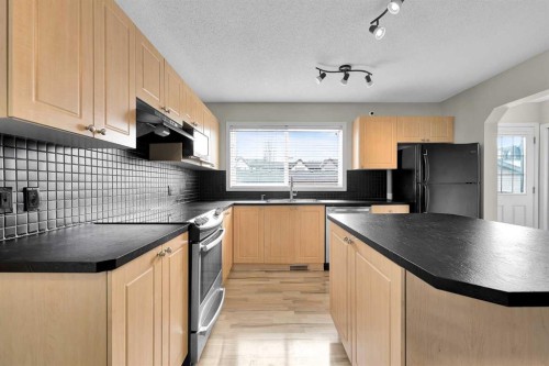 154 Everglen Rise Sw, Calgary, AB - Indoor Photo Showing Kitchen