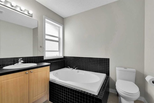 154 Everglen Rise Sw, Calgary, AB - Indoor Photo Showing Bathroom
