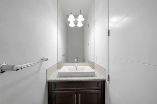 17 Yorkstone Way Sw, Calgary, AB - Indoor Photo Showing Bathroom