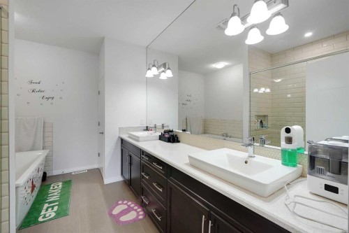 17 Yorkstone Way Sw, Calgary, AB - Indoor Photo Showing Bathroom