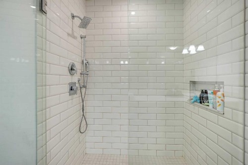 17 Yorkstone Way Sw, Calgary, AB - Indoor Photo Showing Bathroom