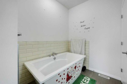 17 Yorkstone Way Sw, Calgary, AB - Indoor Photo Showing Bathroom