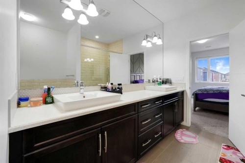 17 Yorkstone Way Sw, Calgary, AB - Indoor Photo Showing Bathroom