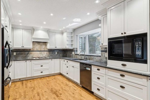 124 Edgehill Close Nw, Calgary, AB - Indoor Photo Showing Kitchen With Upgraded Kitchen