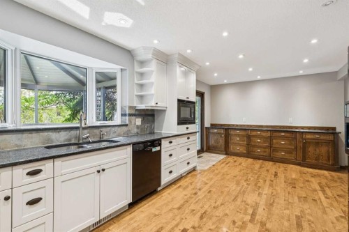 124 Edgehill Close Nw, Calgary, AB - Indoor Photo Showing Kitchen With Double Sink With Upgraded Kitchen