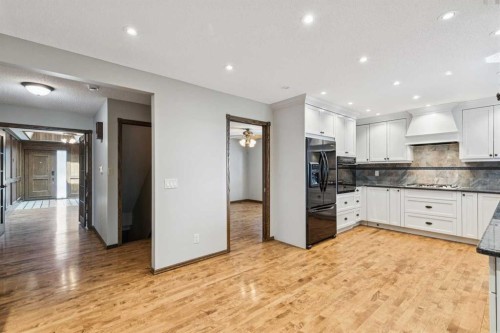 124 Edgehill Close Nw, Calgary, AB - Indoor Photo Showing Kitchen With Upgraded Kitchen