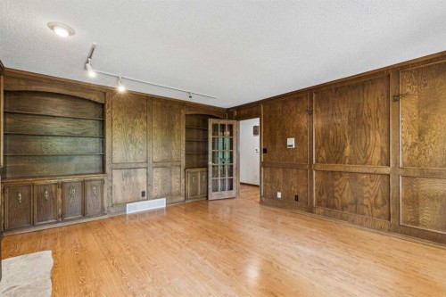 124 Edgehill Close Nw, Calgary, AB - Indoor Photo Showing Other Room