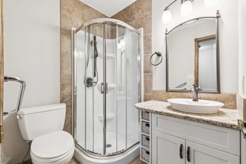 124 Edgehill Close Nw, Calgary, AB - Indoor Photo Showing Bathroom