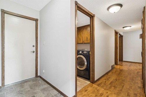 124 Edgehill Close Nw, Calgary, AB - Indoor Photo Showing Laundry Room