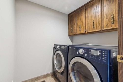 124 Edgehill Close Nw, Calgary, AB - Indoor Photo Showing Laundry Room
