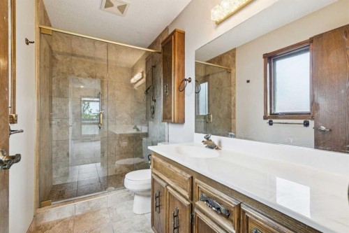 124 Edgehill Close Nw, Calgary, AB - Indoor Photo Showing Bathroom